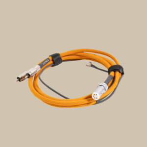 En orange flätad kabel med metalluttag - redo att rocka - lindad hårt med ett svart kardborreband mot en mjukt beige scen.