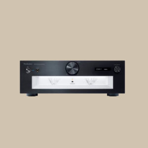 Snygg Technics SU-C700M2 förstärkare i svart och silverfärgad mittenratt, dubbla VU-mätare, hörlursuttag, digital display; ren ljudlycka.