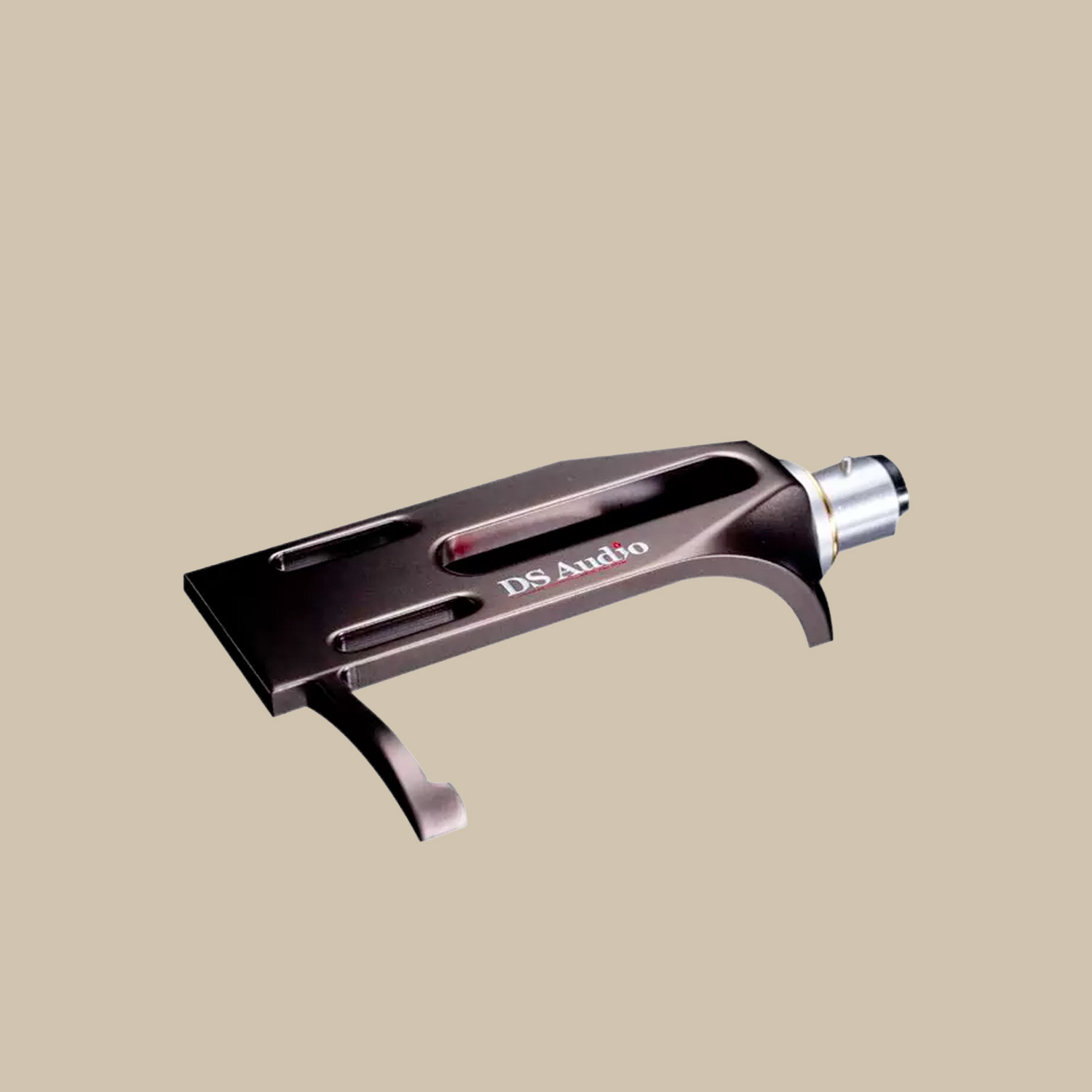 HS-001 DS Audio headshell, som glänser med sin moderna design, utlovar ren vinylglädje mot en minimalistisk beige bakgrund.