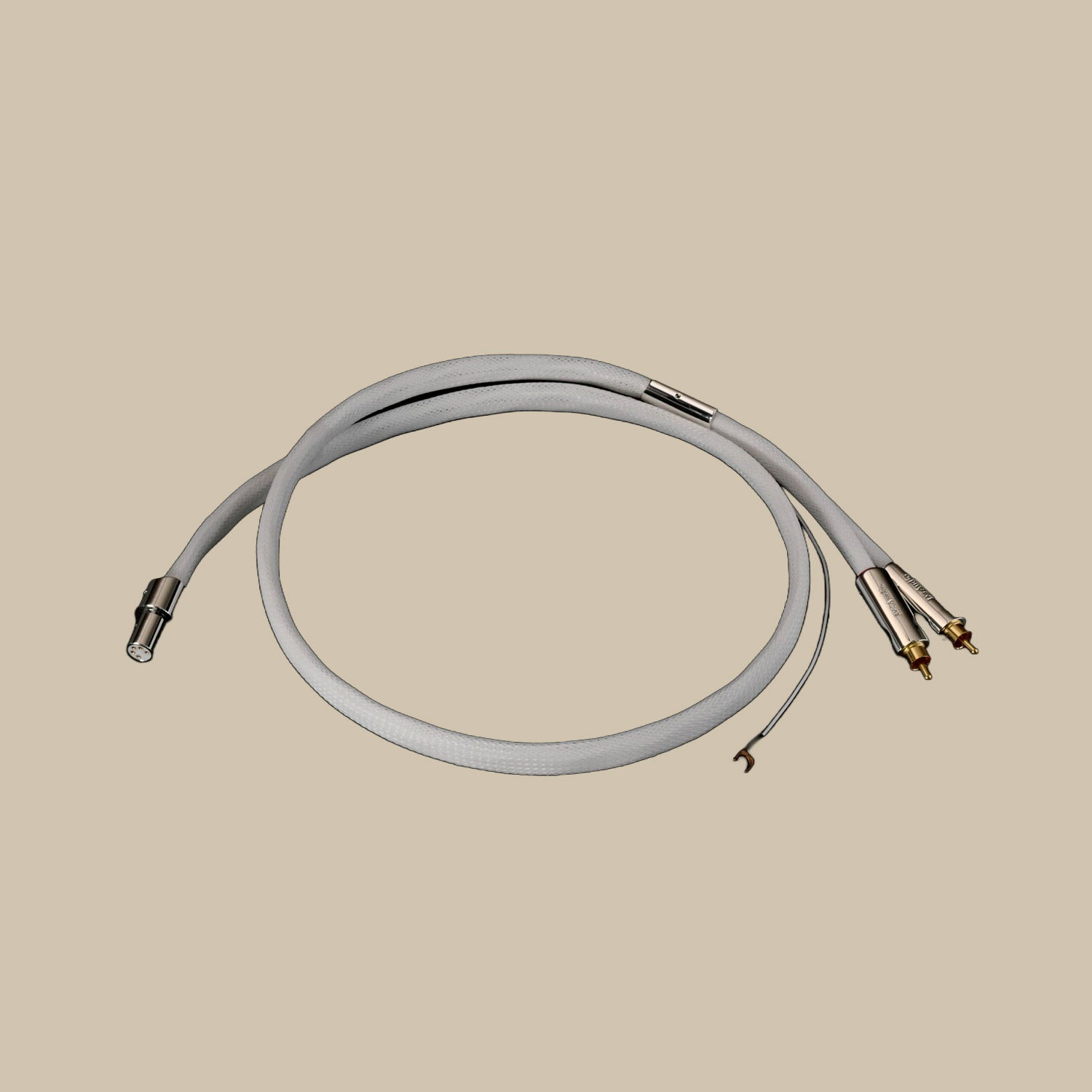 PH-001, en elegant vit ljudkabel med spiral, har RCA-spetsar i guld och en silverplugg - redo att förstärka ditt ljud mot beige vibbar.