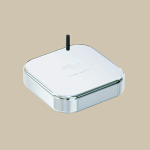 Extreme Router förstärker ditt utrymme - en blank, fyrkantig pryl med mjuka kurvor, soloantenn och "FANG AUTO" ingraverat på ovansidan.