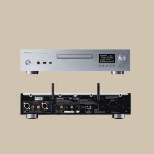 Fram- och baksida på Technics SL-G700M2 i silver - elegant display, knappar, skivfack på framsidan; anslutningar och antenner på baksidan, i beige färg.
