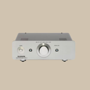 Frontbild av DAC-4 - audiofilens dröm - med en djärv central ratt, strömknapp på vänster sida, lysande LED-lampor på elegant metall.
