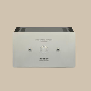 Det eleganta silverfärgade Sugden SPA-4-effektförstärkaren har en beige bakgrund, och dess centrala ratt och minimalistiska stil utstrålar ren ljudglädje.