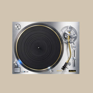 Skivspelaren SL-1200GME, som glänser i silver, svart och guld, väntar på action-kontroller som är redo att släppa nästa klassiska låt.