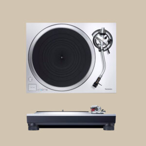 En elegant silverfärgad och svart SL-1500C skivspelare, fotograferad uppifrån och från sidan, redo att snurra vinyl på en lugn beige bakgrund.