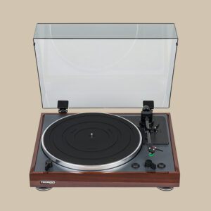 TD-102 A är en retro Thorens-skivspelare med en varm träbas, elegant silvertopp, svart tallrik och genomskinligt dammskydd - ren vinylglädje.