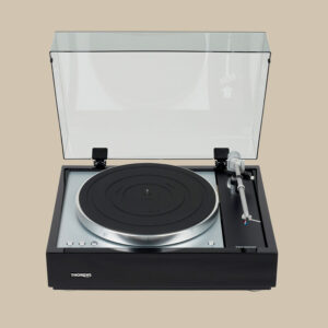 Skivspelaren TD-1601 - elegant i svart och silver - sitter med locket öppet och visar upp tallriken och tonarmen, redo att snurra vinyl.
