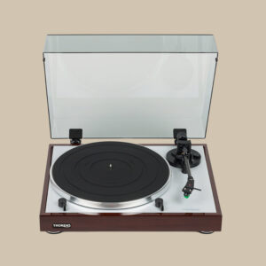TD-402 DD skivspelare med varm träbas, elegant silverfärgad topp och djärv svart tallrik, dammskyddet öppet - redo att snurra vinyldrömmar.