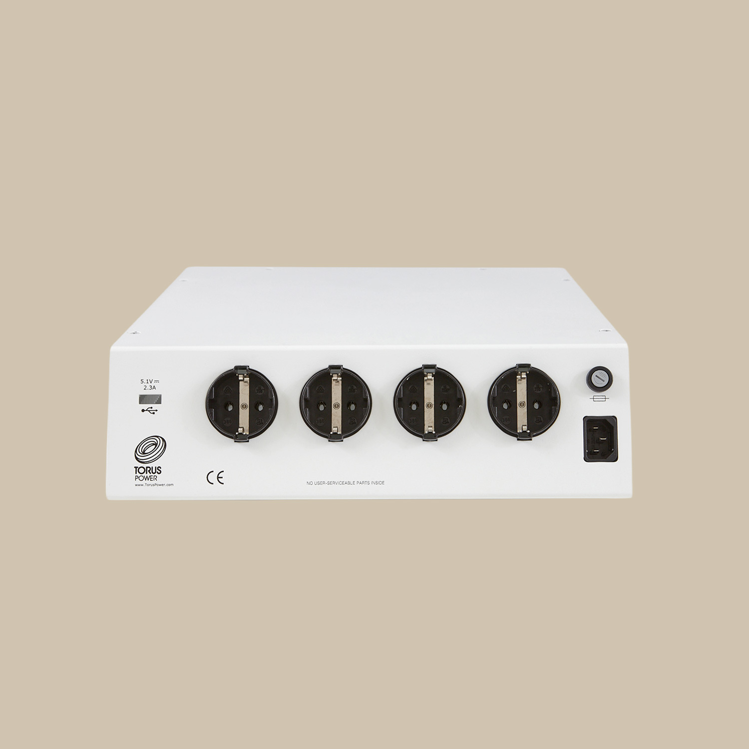 TOT Serien, i krispig vit färg, har fyra runda uttag, en strömbrytare och en USB-port - redo att förstärka din utrustning på en beige scen.