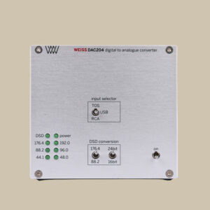 Weiss DAC204 glänser i silver och dess frontpanel är full av knappar, lysdioder och omkopplare som inbjuder till audiofil utforskning.