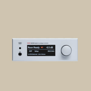 DAC501, i elegant vitt, visar Roon Ready och spårar vid -6,5 dB; musikinfo lyser upp bredvid uttaget och den taktila ratten i beige.