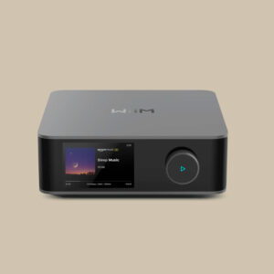 Wiim Ultra, en elegant streamer i svart och grått med en musikdisplay och en djärv knapp på framsidan, väntar på nästa jam på en beige bakgrund.