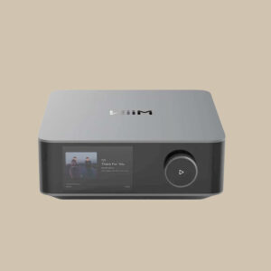 Wiim Amp Ultra, en elegant ljudhubb i grått och svart, har en skärm, en kontrollratt och en uppspelningsknapp - redo att rocka vilken spellista som helst.