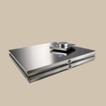 Devialet Expert 440, med sin snygga metallkropp och coola design, utlovar ett episkt ljud mot en enkel beige bakgrund.