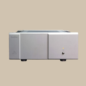 Boulder 860-förstärkaren skiner i silver med elegant minimalism, redo att sätta fart på musiken - elegant knapp till höger, djärvt varumärke till vänster.