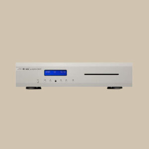Musical Fidelity M2SCD lyser i silver, med sin blå display och taktila knappar som utlovar ren ljudglädje, på en beige bakgrund.