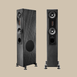 Två höga, svarta SN 570 stativhögtalare visar upp sina förare - redo att släppa beats - med en snygg, steninspirerad vibe mot beige.