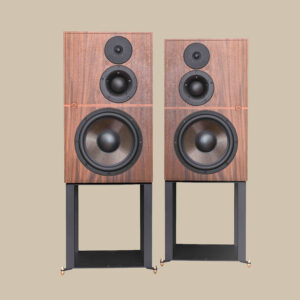 Ett par fantastiska Atalante 5-högtalare från Revival Audio, med tre svarta koner, står redo för vinylglädje på eleganta stativ.