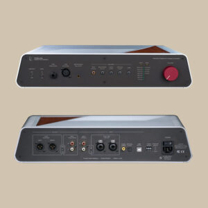 Framsidan och baksidan av Fidelice Precision DAC - vintage trä, glänsande metall, stor röd volymratt - redo att få din musik att sjunga.