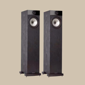 Två slående Fyne Audio F302-högtalare i elegant svart står sida vid sida, redo att fylla alla rum med rent, fylligt ljud.