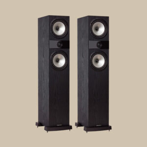Ett par eleganta Fyne Audio F303-torn i svart träådring, med silverfärgade element och djupsvarta diskantelement, redo att fylla alla rum med musik.