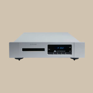 Metronome Le Player 3, en elegant CD-spelare i silver med digital display och enkla kontroller, lockar musikälskare mot en beige bakgrund.