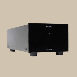 Den eleganta svarta Heed Audio Questar MM phono preamp, som stolt visar sitt namn, väntar på vinylmagi på ett enkelt beige podium.