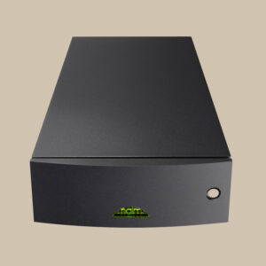 Naim Audio HI-CAP DR, en elegant svart låda med en rund knapp och en grön logotyp, väntar på nästa vinylsession.