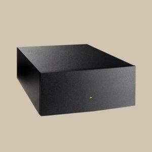 Naim Audio NAPSC PSU, i elegant mattsvart med en grön lampa, står redo att leverera rent ljud på en enkel beige scen.