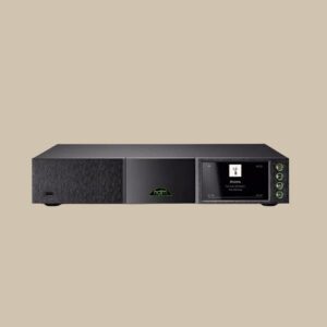 Naim Audio NDX, en elegant svart streamer, visar livfulla albumbilder och låtinformation - redo att fylla ditt utrymme med musik - på beige.