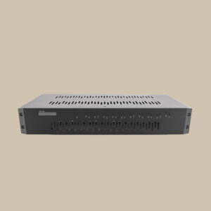 SOtM sNH-10G uLTRA, en elegant svart nätverksbrytare med ventiler på framsidan och ovansidan, är redo att förstärka ljudet mot en beige bakgrund.