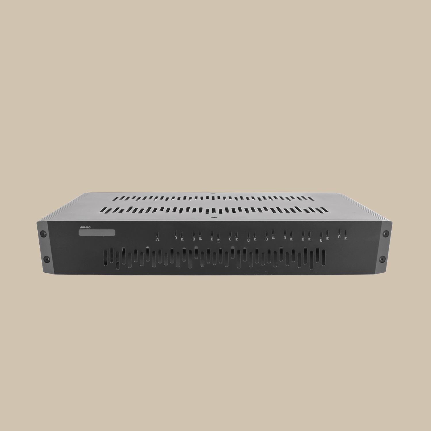 SOtM sNH-10G uLTRA, en elegant svart nätverksbrytare med ventiler på framsidan och ovansidan, är redo att förstärka ljudet mot en beige bakgrund.