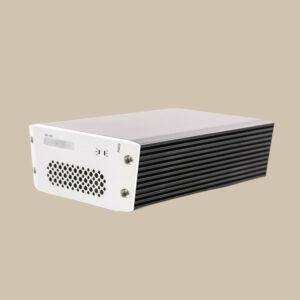 SOtM sMS-200 Neo, en elegant silverfärgad och svart streamer med ventilationsöppningar och glödande lampor, är redo att jamma på en beige bakgrund.