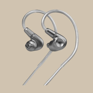 Meze Audio Astru, med sin glänsande metallfinish och bekväma over ear-krokar, lockar audiofiler mot en varm beige bakgrund.