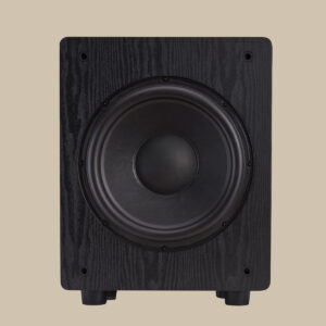 Fyne Audio F3-12 subwoofer, som har en elegant svart trästruktur, sitter redo att mullra på en mjuk beige bakgrund.