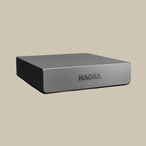 Nagra Compact Player, en elegant silverfärgad och svart pärla med NAGRA-logotypen, lyser mot en mjuk beige bakgrund - ren ljudglädje.