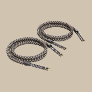 Två SC-6 AIR Single-Wire T8 spiralkablar med lyxiga svarta, guldfärgade och gråa flätor och guldpläterade ändar väntar på ljudlig lycka.