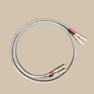 Audio Note AN-V RCA 1m silverkablar, röda och vita kontakter perfekt lindade på beige - en ren fröjd för alla audiofiler.