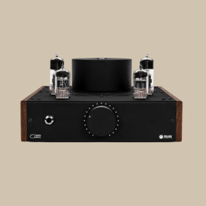 Feliks Audio Echo Classic i svart med träsidor, glödande rör, stor centralratt - redo att förstärka dina låtar. Beige bakgrund.