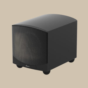 ForceField 30, en elegant svart subwoofer med ett böjt frontgaller och små ben, sitter redo att leverera djup bas på en beige scen.