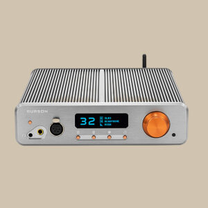 Burson Audio Conductor GT4 - elegant silverfärgad förstärkare, räfflad ovansida, lysande "32 XLR HEADPHONE"-display, orange volymknapp - ren ljudglädje.