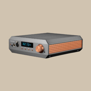 Förstärkaren Burson Audio Soloist Voyager har ett elegant metallhölje, livfulla orangefärgade detaljer, en självlysande display och en kopparfärgad volymknapp.