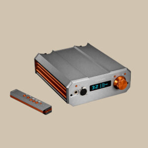 Burson Audio Soloist Stellar-förstärkaren, i slående silver och orange, sitter redo med sin fjärrkontroll - ren ljudlycka väntar.