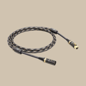 NF-S2 T8 XLR, en elegant flätad kabel med snygga kontakter i svart och guld, slingrar sig elegant på en slät beige bakgrund.