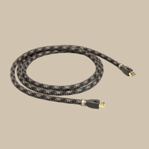 En EP-7 T6S LAN CAT6A-kabel, flätad i svart, vitt och guld som ett jazzriff, med guldpläterade kontakter lindade på beige.