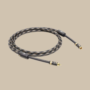 NF-B T8 Subwooferkabel, en elegant flätad kabel med RCA-kontakter i guld, väntar på nästa djupa bassession, upprullad på beige.