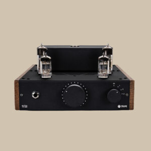 Feliks Audio Vibe Classic-förstärkaren stoltserar med glödande rör, fylliga träpaneler och en stor centralratt - ren elegans för äkta audiofiler.