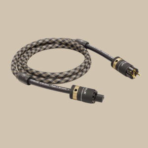 X-60 T6S Power, en premiumflätad kabel med guldkontakter och eleganta svart-silver-vibbar, rullar elegant på beige-pur harmoni.