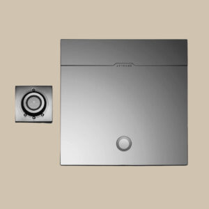 Översiktsbild av Devialet Expert 220 PRO-förstärkaren - elegant, metallisk, redo för rent ljud - bredvid den matchande kompakta kontrollen i beige.